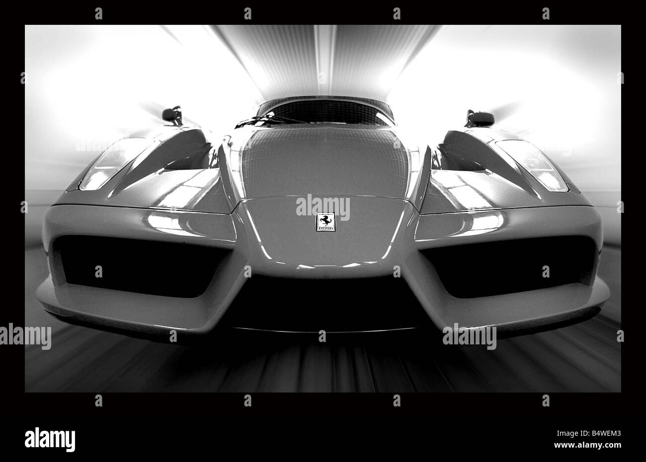 La Big Picture guardando come un science fiction razzo l'ultima Ferrari sportscar in Gran Bretagna viene sottoposta a test a un segreto Surrey luogo chiamato l'Enzo il mezzo milione di pound supercar ha una velocità superiore di 220 mph auto cortesia www mototechnique com Foto Stock