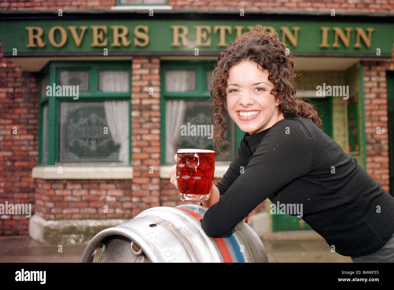 Jennifer James che riproduce brunette barista geena Pagina visto qui sul set di Coronation Street Febbraio 2000 Foto Stock