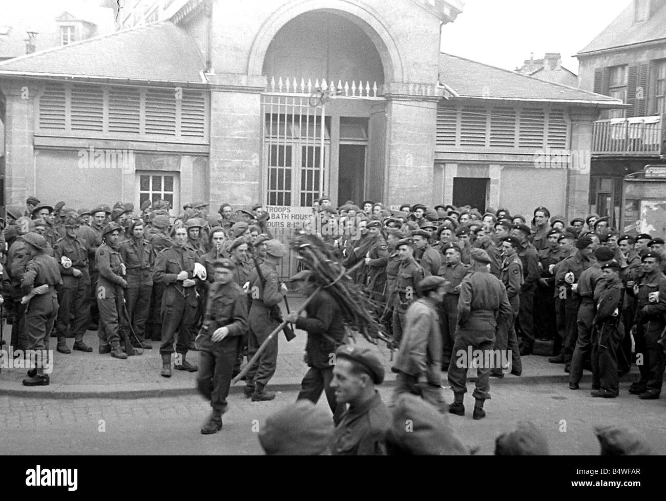 Le truppe britanniche al di fuori del bagno casa in una città della Normandia nel nord della Francia di shor tly dopo il D giorno sbarchi iniziato l'invasione alleata del continente durante la Seconda Guerra Mondiale Luglio 1944 Foto Stock