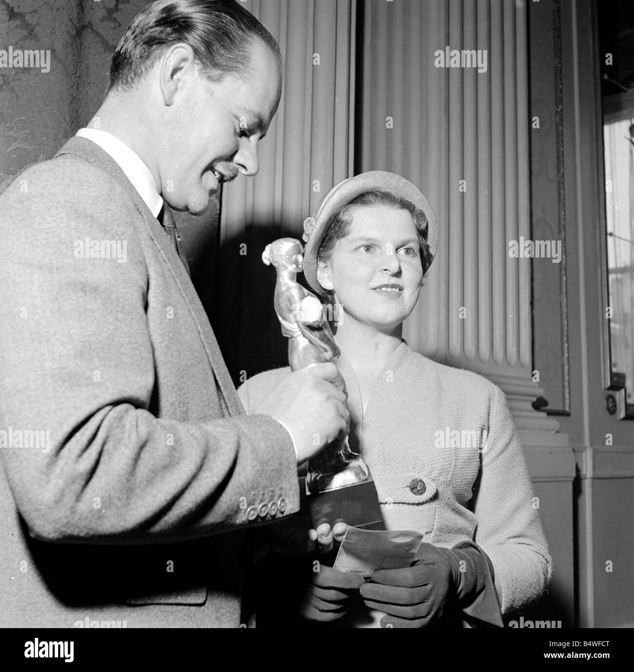 Sveglia militare presente il premio di Britains casalinga ideale per 1957 alla onorevole PC Hebblewaite 1950s Foto Stock