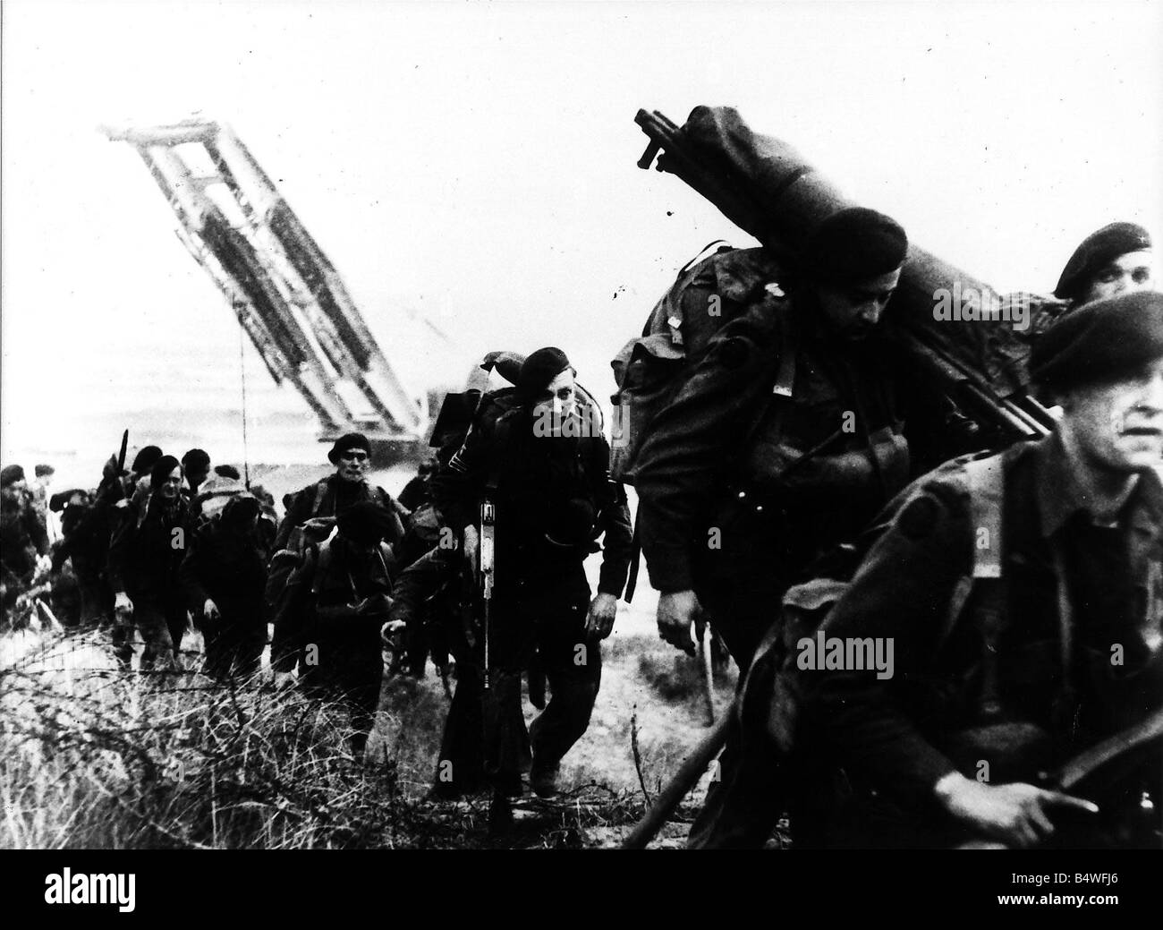 Royal Marine Commando spostare la navigazione dalle spiagge dopo lo sbarco in Normandia nel 1944 Foto Stock