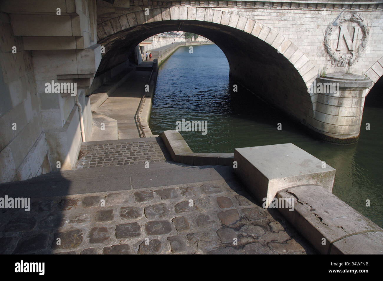 Parigi, quais de Seine : les arches du Pont Saint-Michel Foto Stock