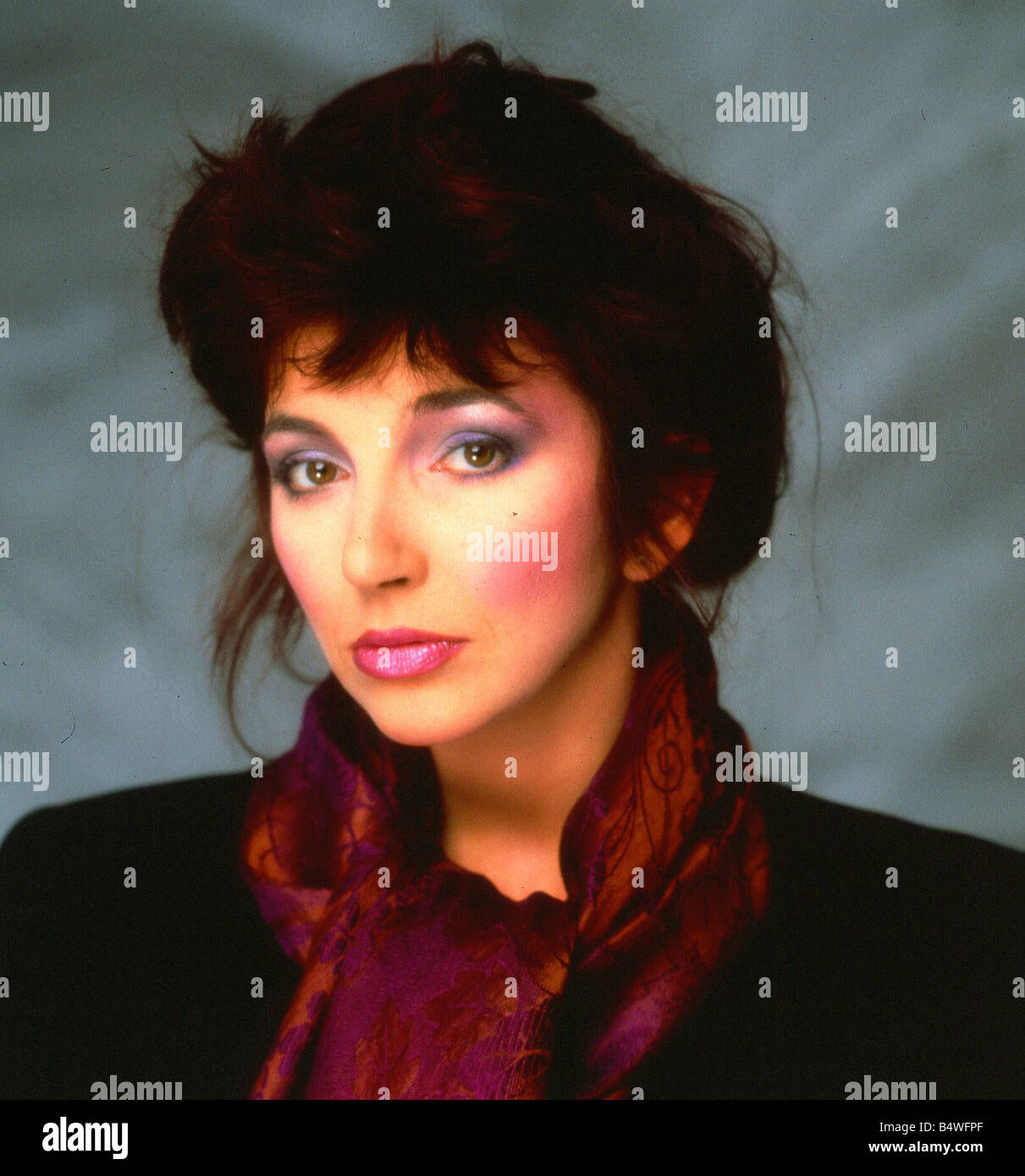 Simger Kate Bush indossando un oro e porpora sciarpa con giacca nera circa 1979 Foto Stock