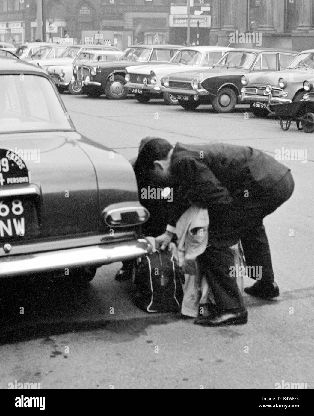 British gangster Dennis Stafford è rilasciato dal carcere Armley&#13;&#10;Marzo 1964&#13;&#10;&#13;&#10;S2785-3un Foto Stock