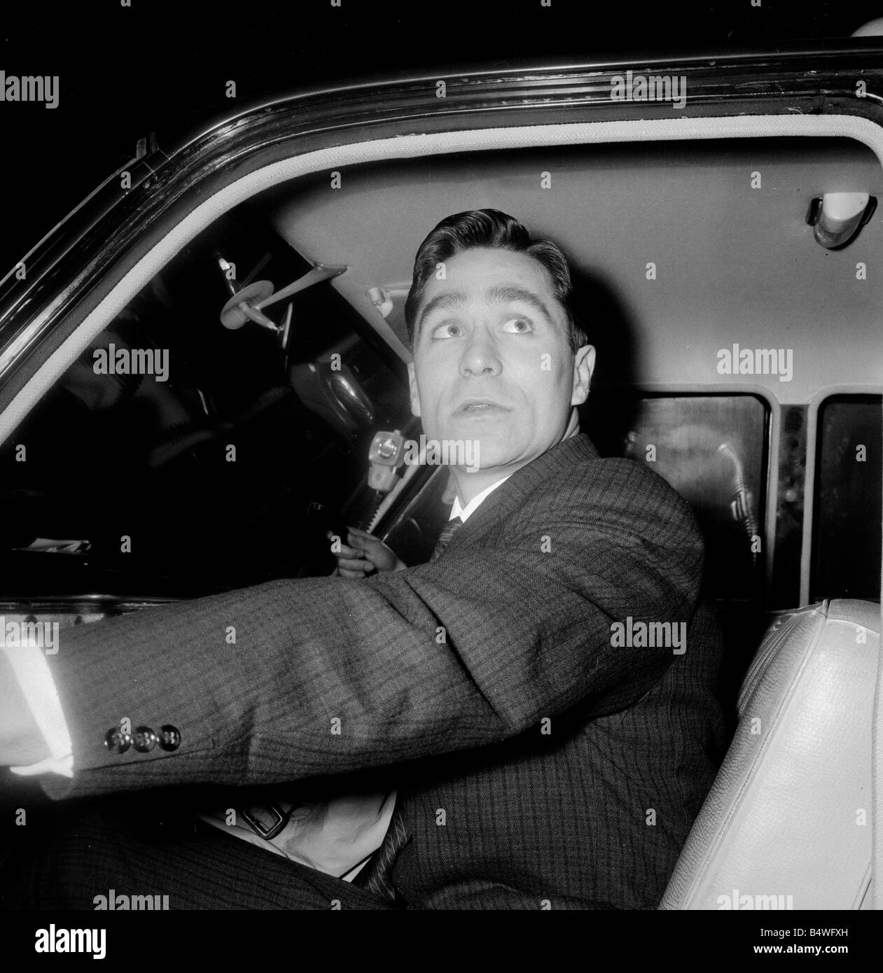 British gangster Dennis Stafford riceve in un taxi poco dopo il suo rilascio dalla prigione Armley;Marzo 1964;S2785-1 Foto Stock