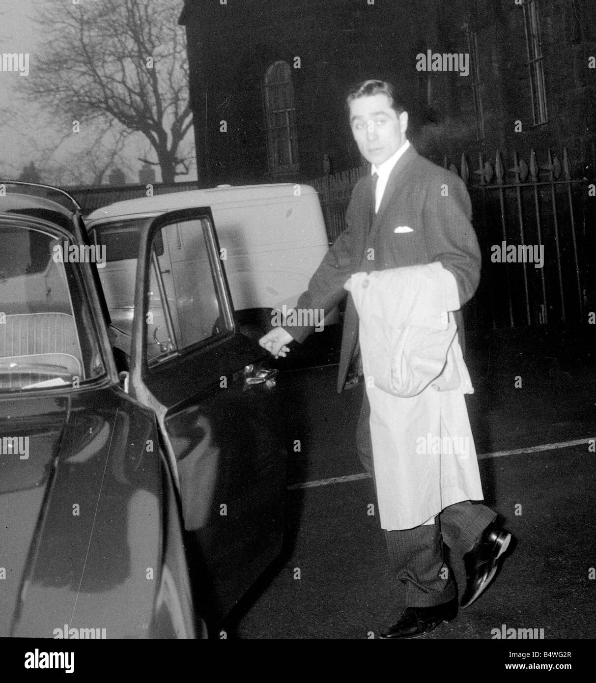 British gangster Dennis Stafford riceve in una vettura dopo il suo rilascio dalla prigione Armley;Marzo 1964;S2785-12 Foto Stock