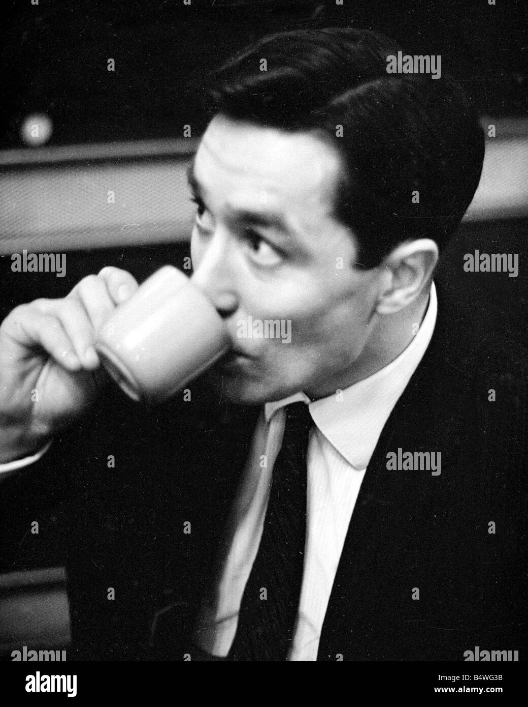 British gangster Dennis Stafford gode di una tazza di tè e caffè in un bar poco dopo il suo rilascio dalla prigione Armley;Marzo 1964;s2785-10un Foto Stock