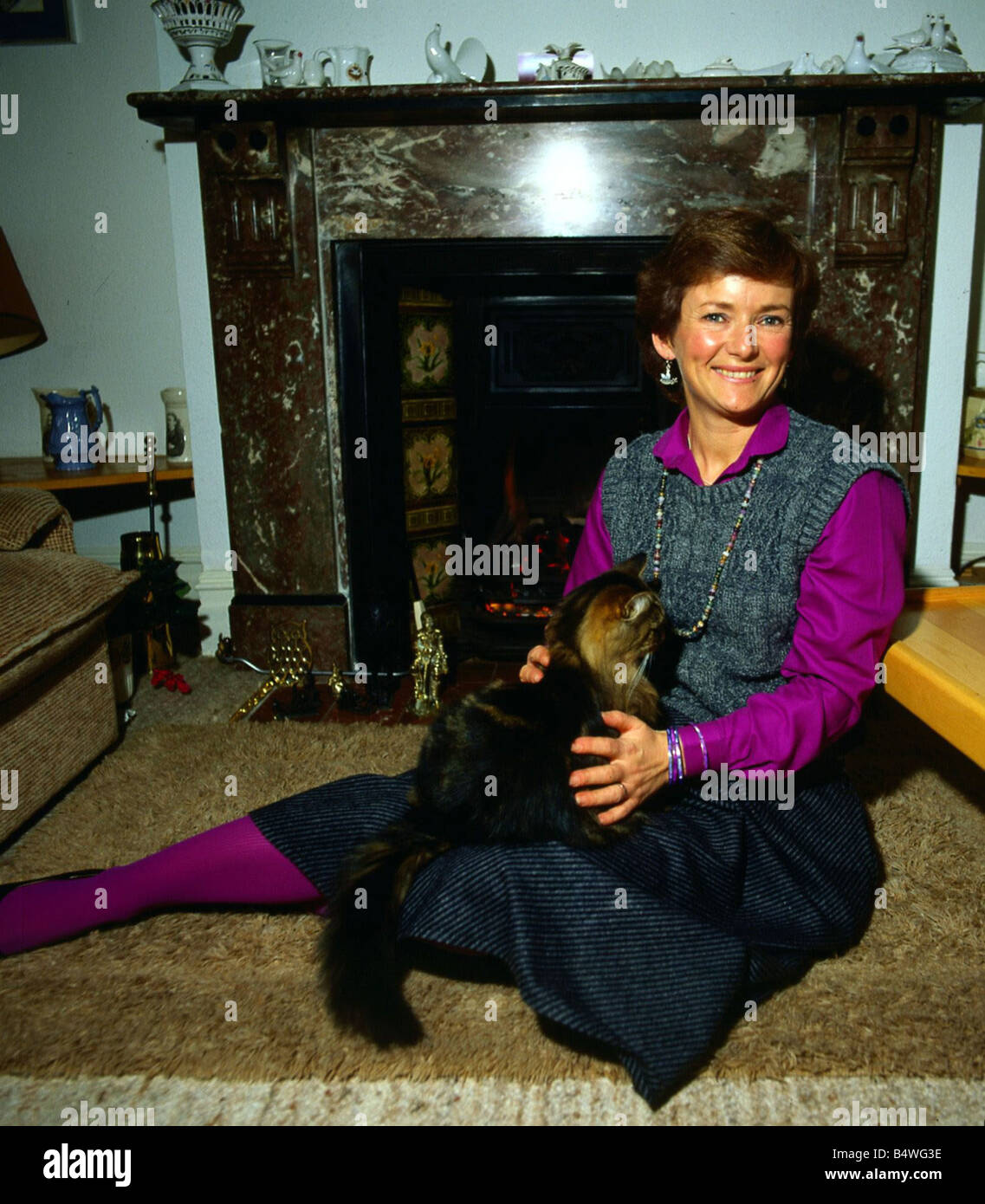 Glenys Kinnock a casa con il suo gatto Marzo 1985 Foto Stock