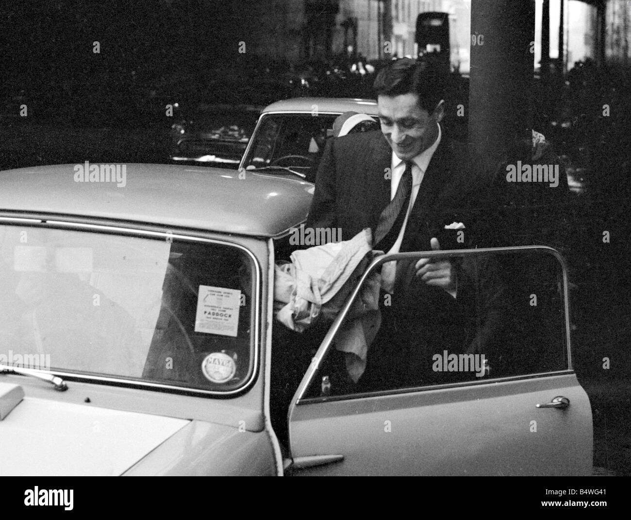 British gangster Dennis Stafford arrivare in una vettura poco dopo il suo rilascio dalla prigione Armley;Marzo 1964;s2785-25un Foto Stock