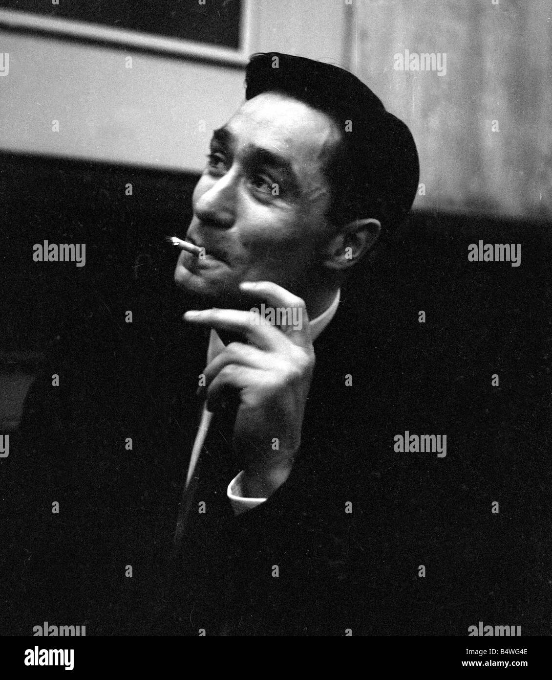 British gangster Dennis Stafford fumare una sigaretta dopo il suo rilascio dalla prigione Armley&#13;&#10;Marzo 1964 Foto Stock