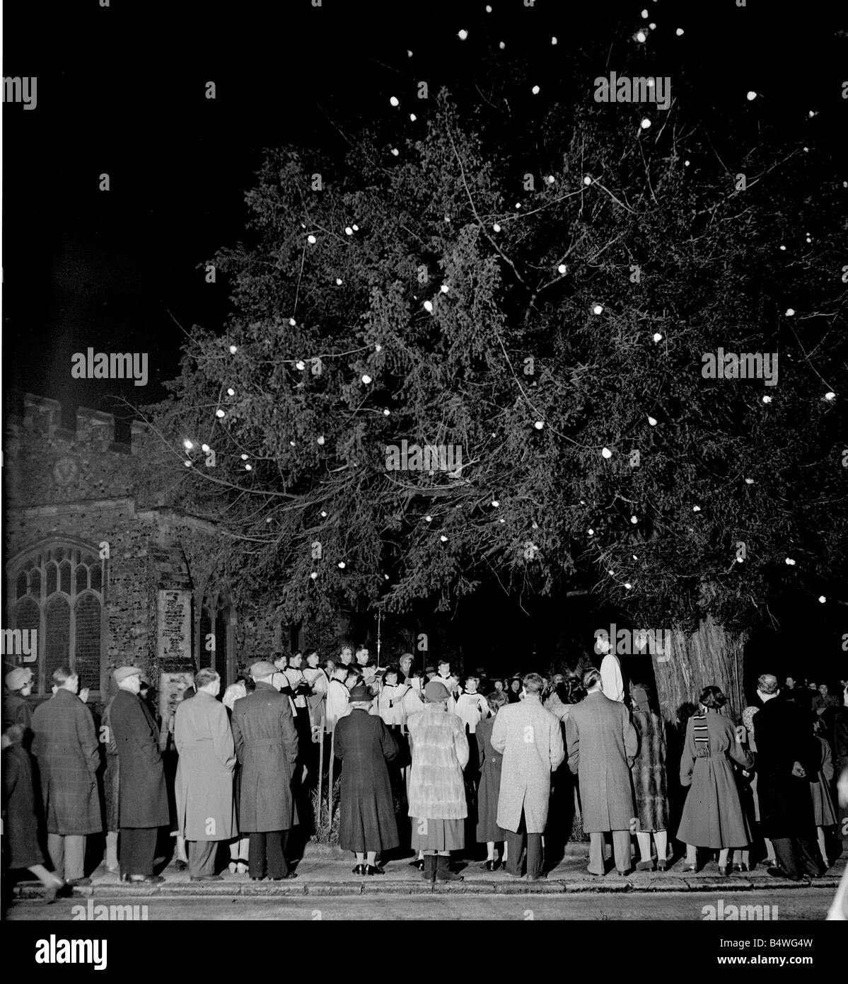 Il vicario di Martins chiesa in Herne conduce una carol servizio sotto un albero di Natale nella chiesa cantiere Dicembre 1952 Foto Stock