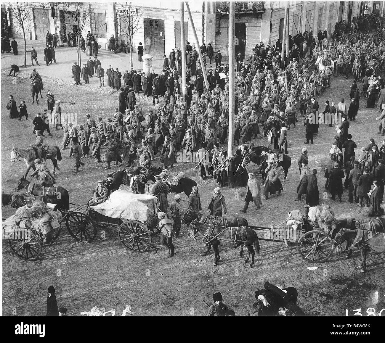 Truppe in Kielce agosto 1914 i primi giorni del mese di agosto 1914 ha visto l'esercito russo di compiere progressi costanti attraverso la Polonia e sul verso la Germania e Austria questa colonna russo è stato illustrato poco dopo il suo arrivo a Kielce appena a sud di Varsavia nel ovest della Polonia tuttavia il loro successo fu di breve durata le forze tedesche nel nord ha cominciato ad avere il sopravvento culminata nella battaglia di Tannenberg in cui il russo Seconda Armata hanno subito gravi perdite hanno fatto fare massa nel sud anche se il routing esercito austriaco a Lemberg tali plusvalenze dovevano essere pochi e distanti tra per la Russia e tuttavia da Foto Stock