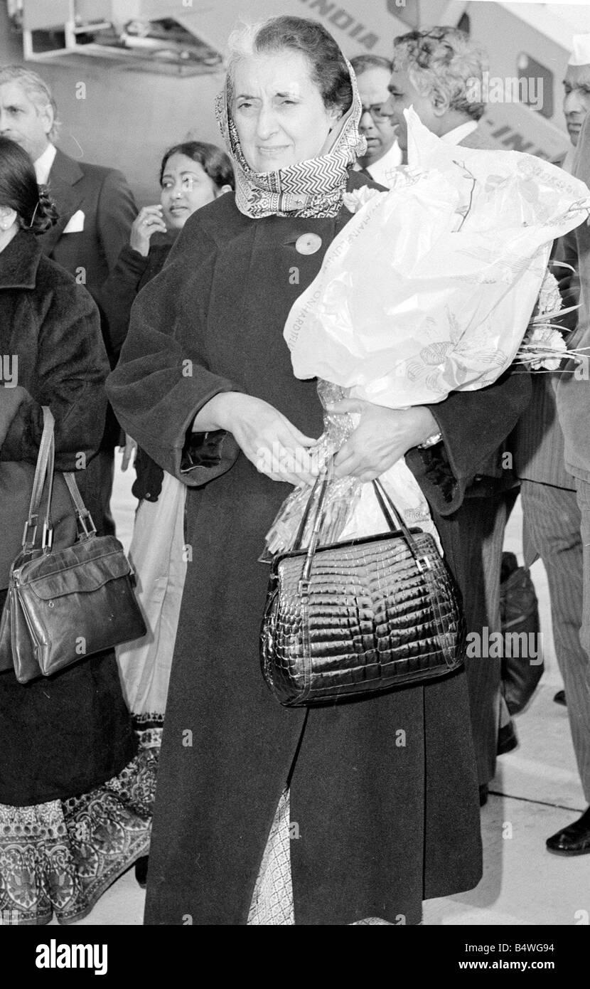 La signora Indira Gandhi Primo Ministro indiano visto qui che arrivano all'aeroporto di Heathrow dall India per colloqui con Jim Callaghan;78 5819; Foto Stock