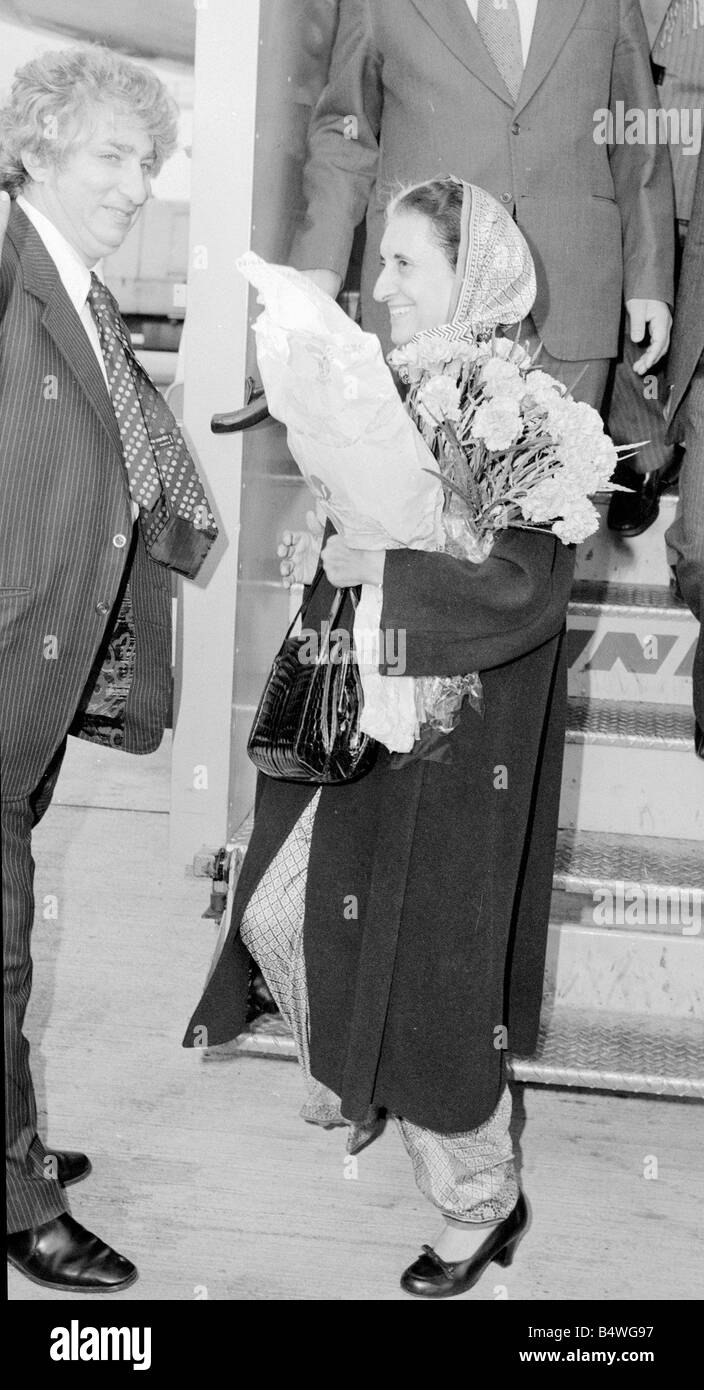 La signora Indira Gandhi Primo Ministro indiano visto qui che arrivano all'aeroporto di Heathrow dall India per colloqui con Jim Callaghan;78 5819; Foto Stock