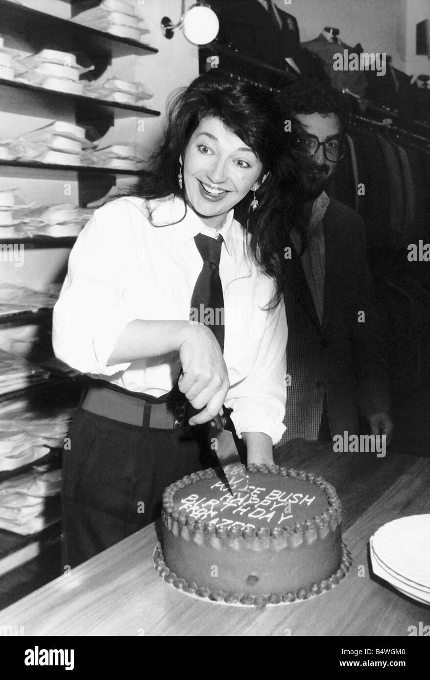 Cantante pop Kate Bush taglia il suo trentesimo compleanno torta al giacche Boutique dove lei era la raccolta di fondi per le vittime dell'Aids Luglio 1988 Foto Stock