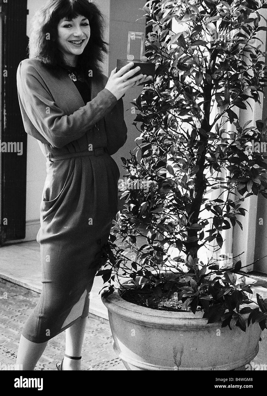 Cantante pop Kate Bush con la sua Melody Maker Pop Award per il Top cantante femminile Novembre 1979 Foto Stock