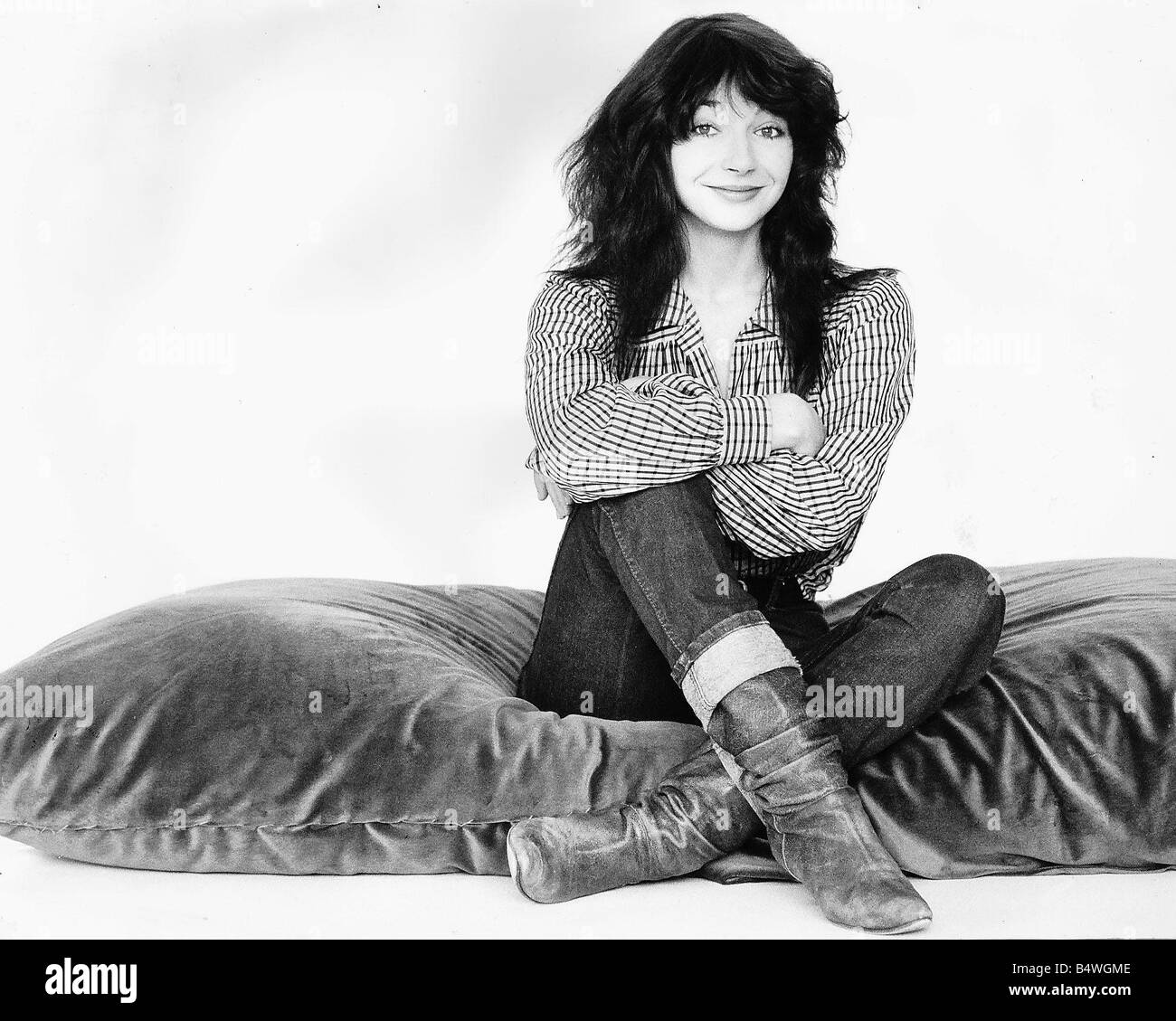 Kate Bush cantante seduto su un cuscino gigante Settembre 1983 Foto Stock