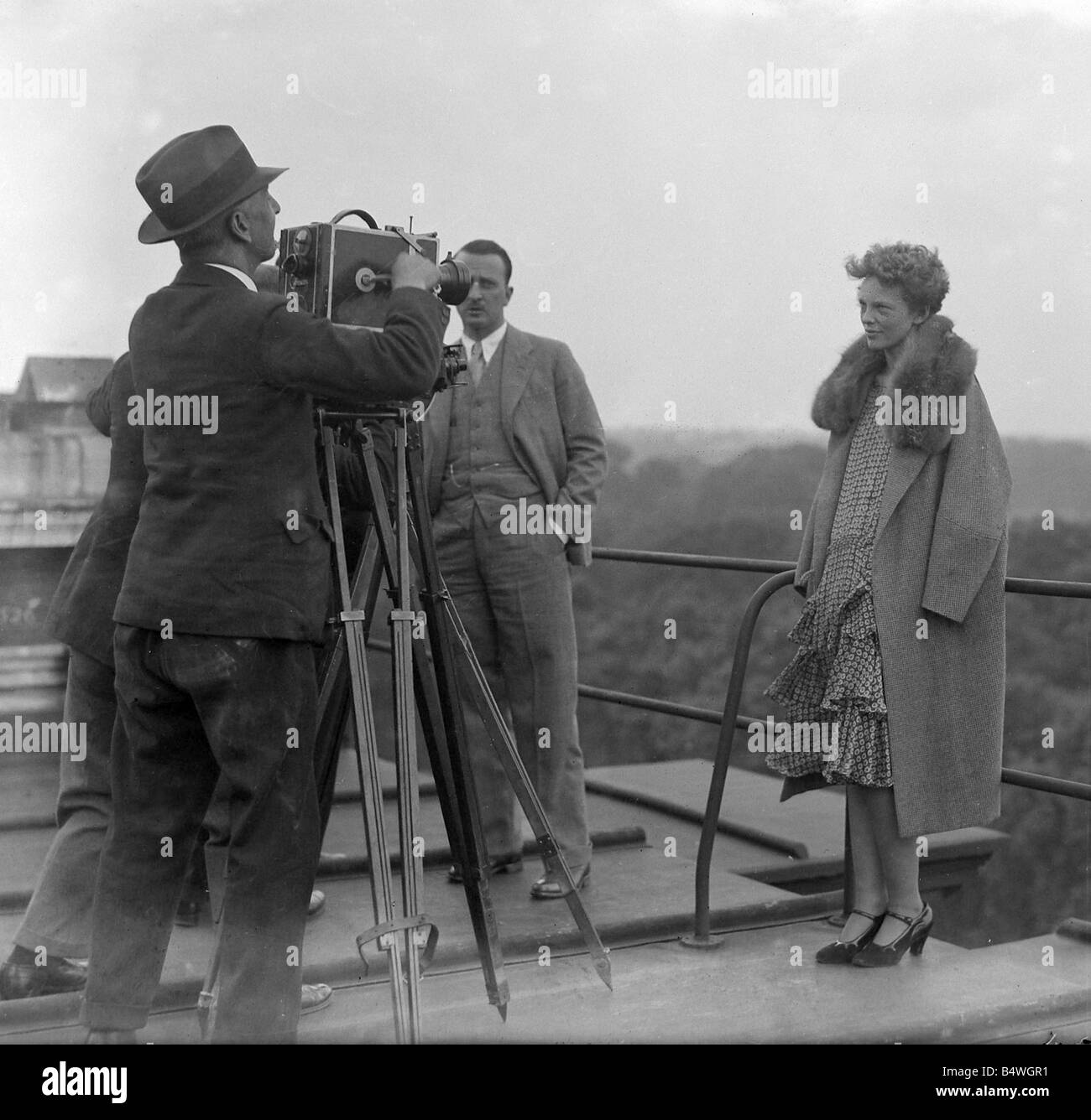 Pilota donna Amelia Earhart pone per le notizie di cine fotocamera sul tetto del Dorchester Hotel London qui di seguito il volo attraverso l'Atlantico in amicizia idrovolante Giugno 1928 Foto Stock
