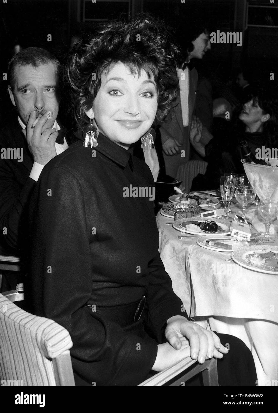Cantante pop Kate Bush seduti ad un tavolo per la cena Febbraio 1987 Foto Stock