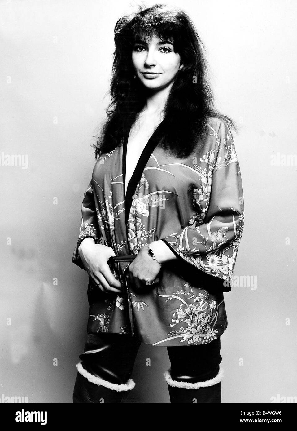 Cantante pop Kate Bush pone in studio indossando un kimono Marzo 1978 Foto Stock