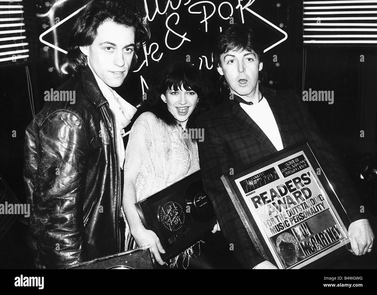 Kate Bush con i compagni di cantanti pop Bob Geldof e Paul McCartney presso il British Rock e Pop Awards Febbraio 1980 Foto Stock