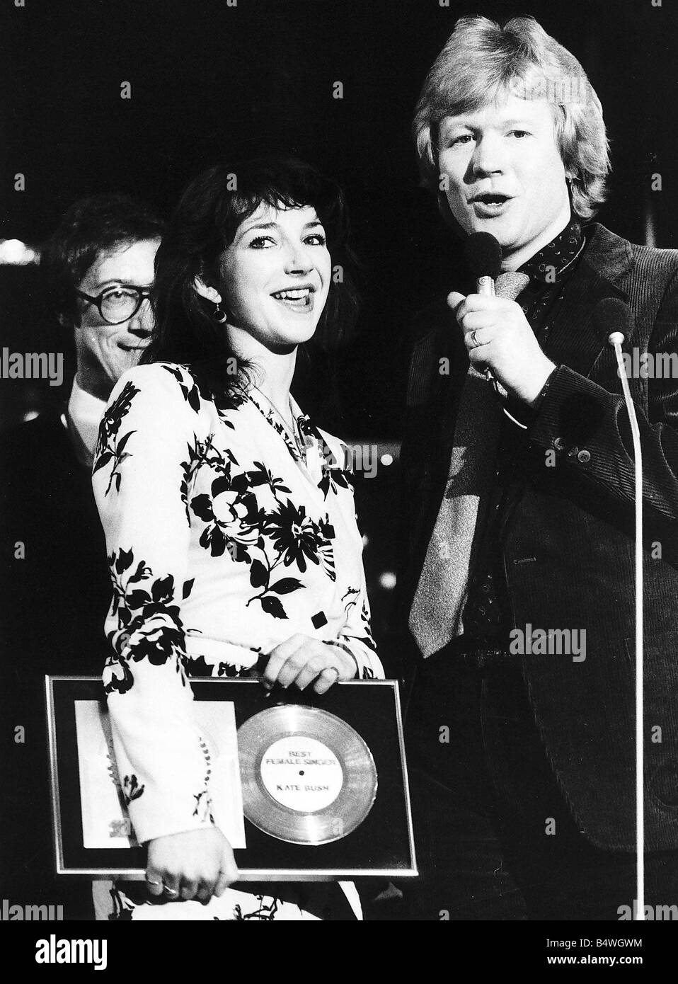 Kate Bush cantante riceve un premio presso il British rock e pop Awards Aprile 1979 Foto Stock