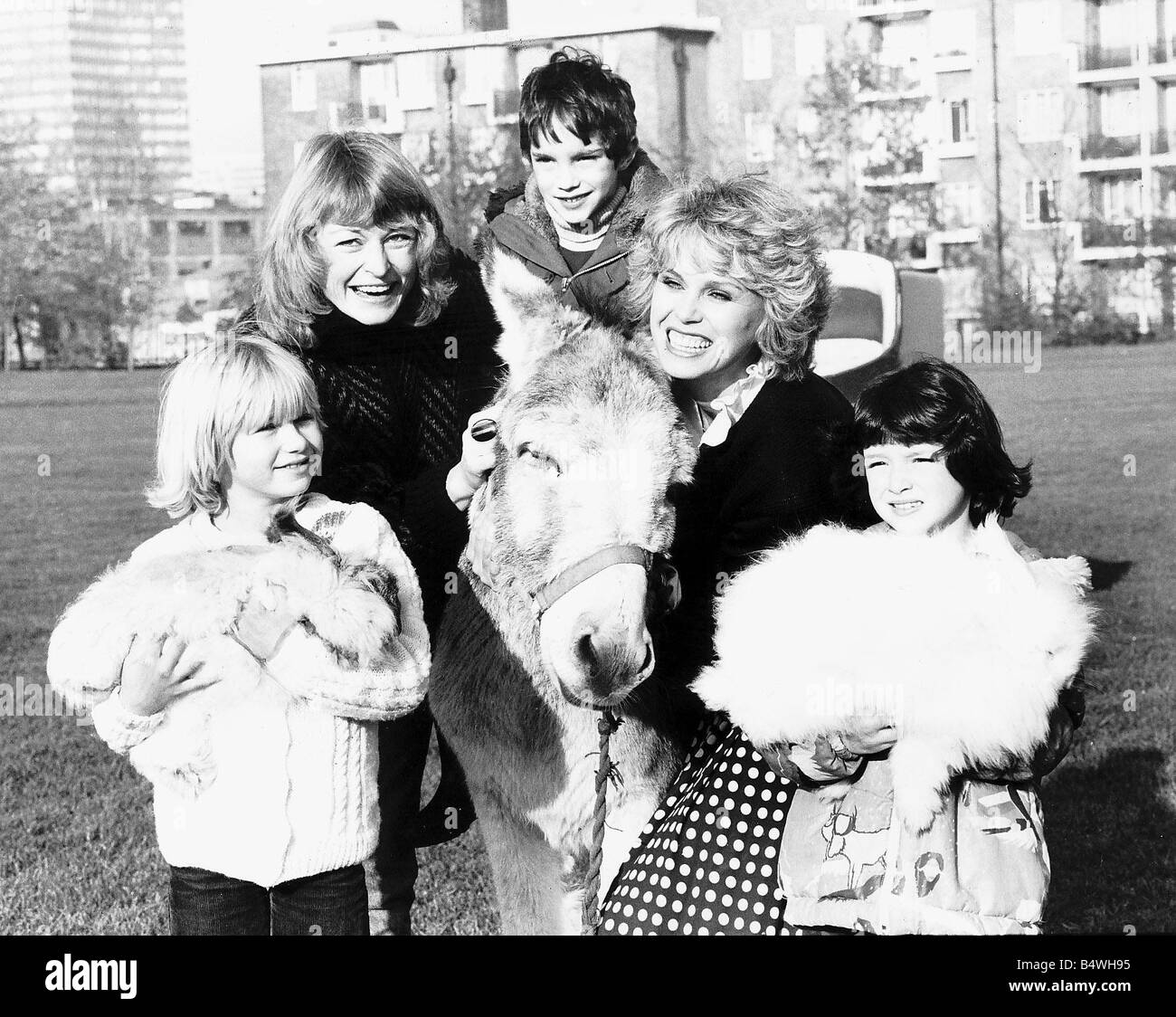 Joanna Lumley acterss con sue Cook Foto Stock