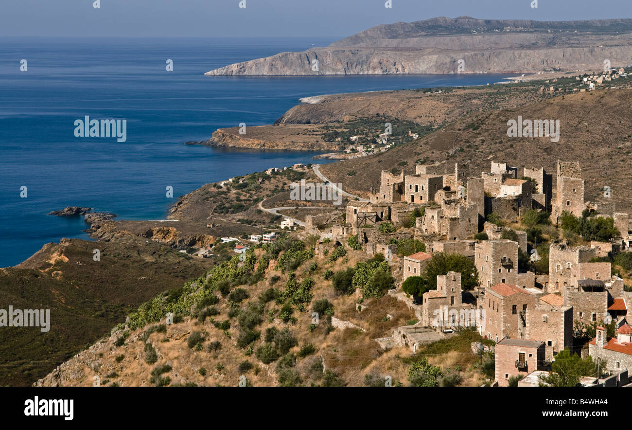 La torre in pietra case del villaggio di Vathia e la spettacolare costa del profondo Mani, sud del Peloponneso, Grecia Foto Stock