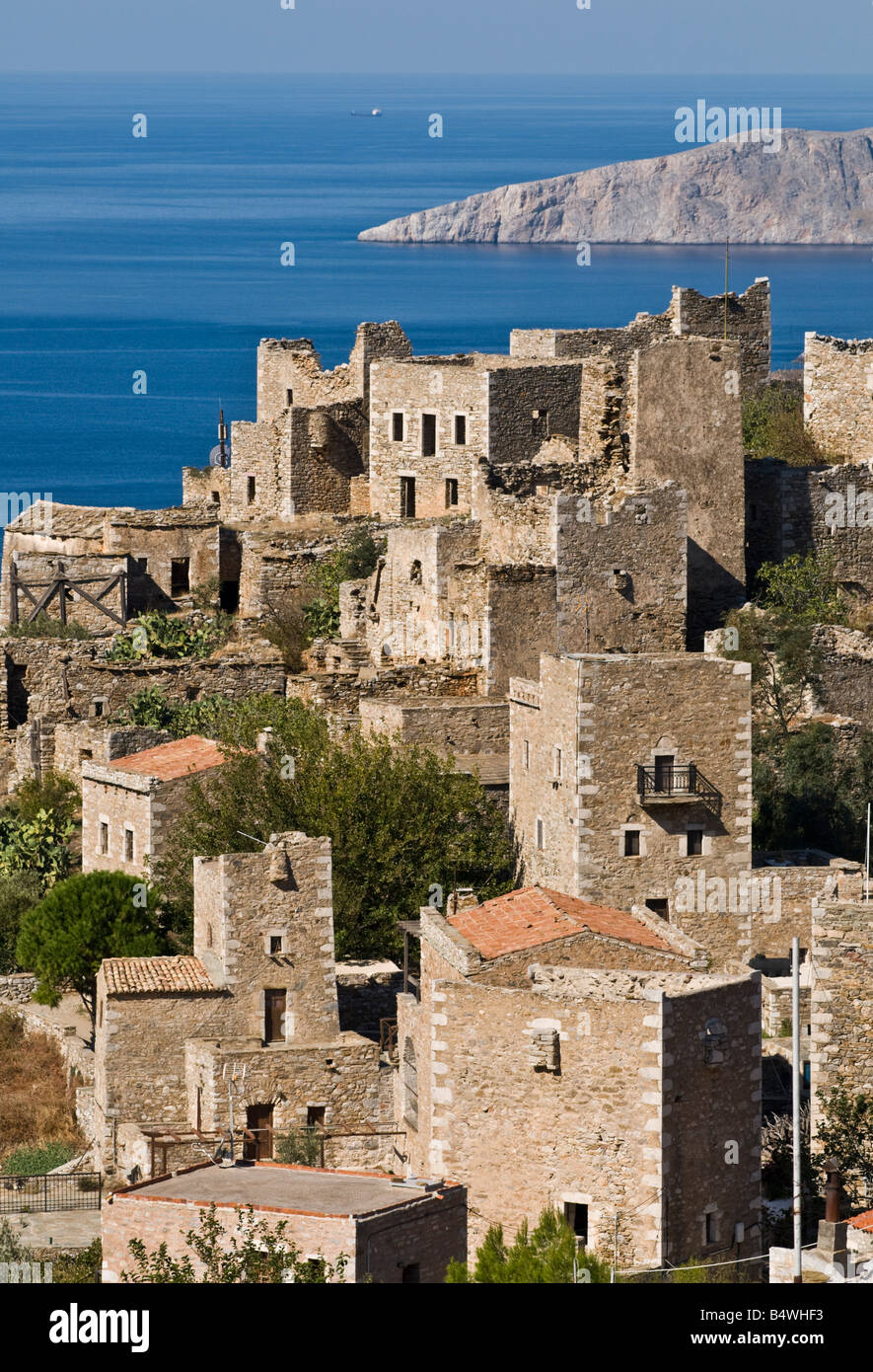 La torre in pietra case del villaggio di Vathia e la spettacolare costa del profondo Mani, sud del Peloponneso, Grecia Foto Stock