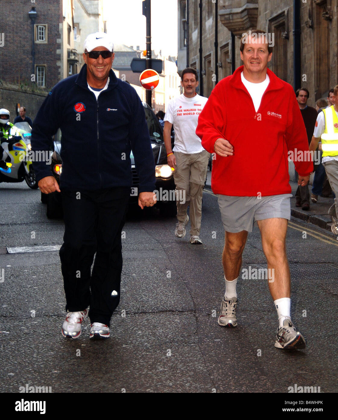 La leggenda del Cricket Ian Botham in Cambridge oggi come parte del suo 17 city tour del Regno Unito per aiutare a raccogliere fondi per la ricerca di leucemia e cancro Teenage fiducia Ian era unita sul suo cammino da Alistair Campbell Ottobre 2006 Foto Stock