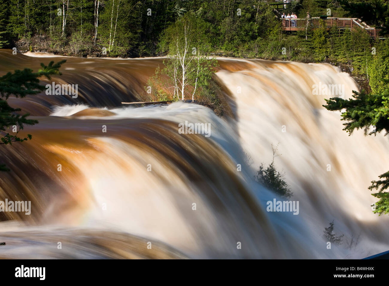 Kakabeka scende lungo il fiume Kaministiquia durante una molla flood, Kakabeka Falls Provincial Park, Ontario, Canada. Foto Stock