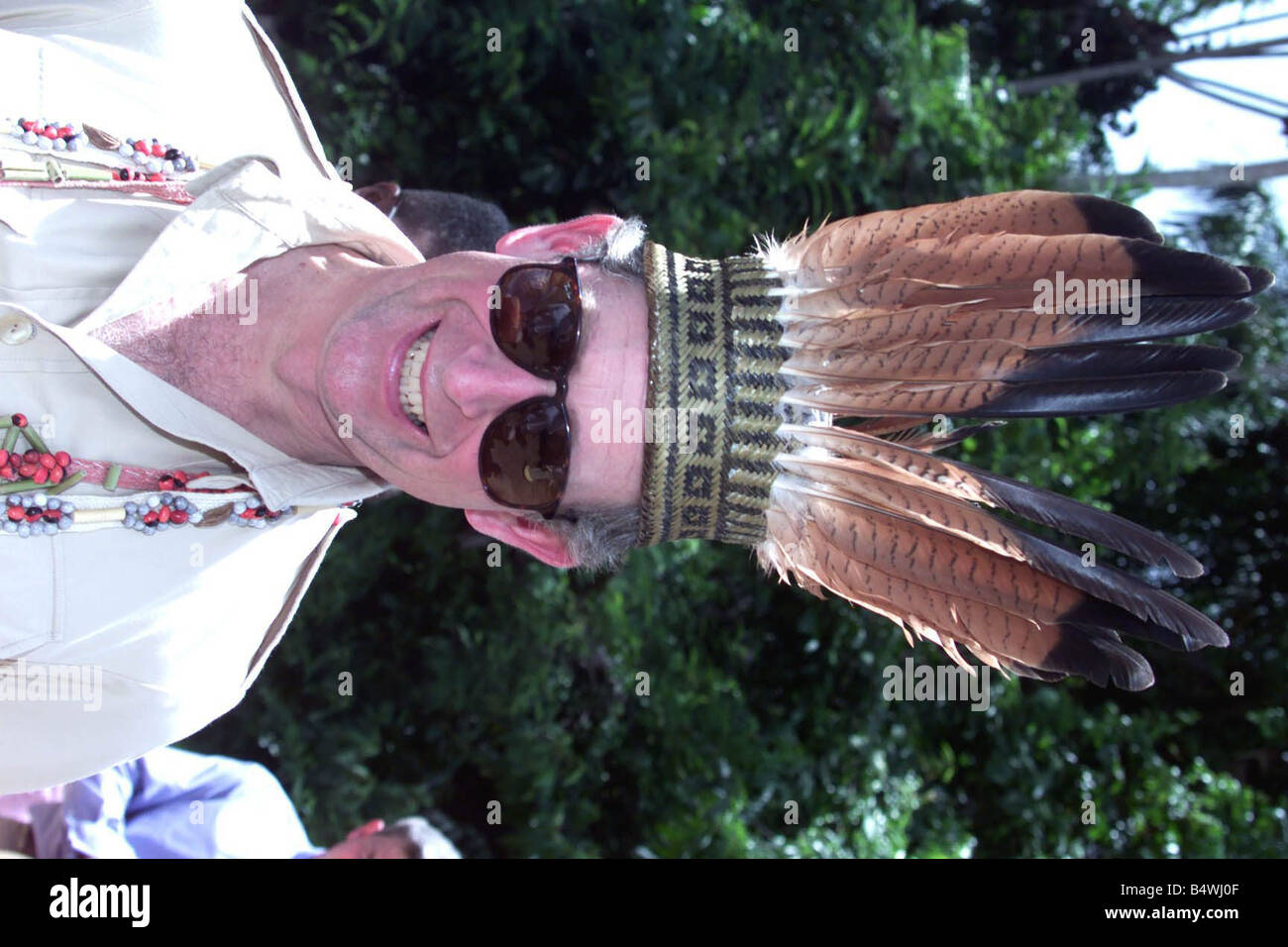 Il principe Charles Feb 2000 indossa un headress fatta di piume mentre visitando la foresta Iwokrama area di conservazione nella zona centrale di Guyana il principe è per finire i suoi quattro giorni di visita alla Guyana e viaggi in Giamaica domenica notte Foto Stock