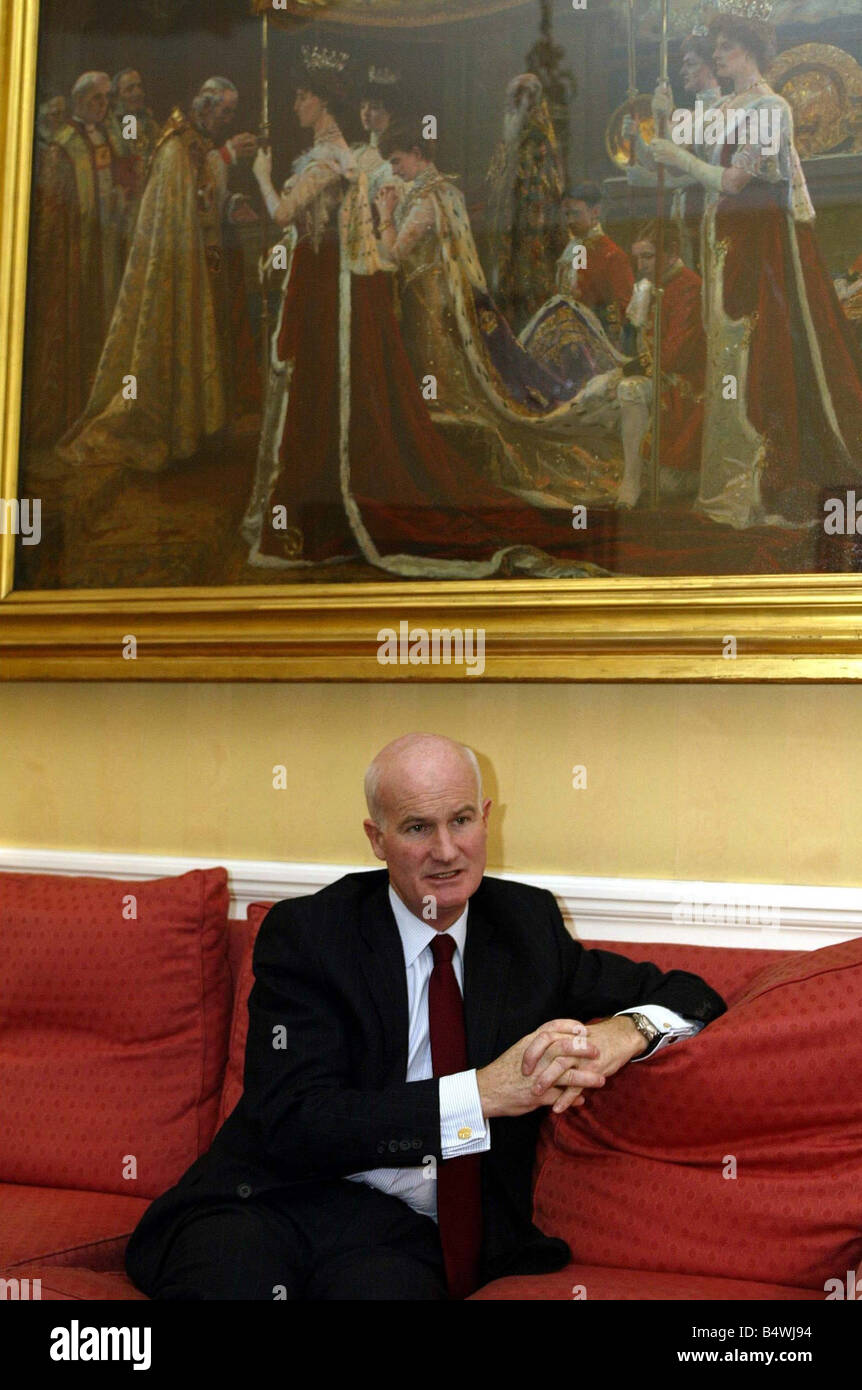 Il principe Charles segretario privato di Sir Michael torba nella foto durante un colloquio presso il St James Palace Novembre 2002 Foto Stock