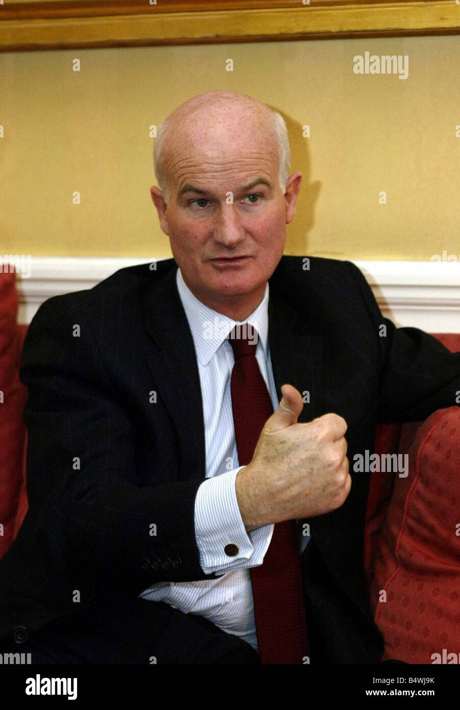 Il principe Charles segretario privato di Sir Michael torba nella foto durante un colloquio presso il St James Palace Novembre 2002 Foto Stock