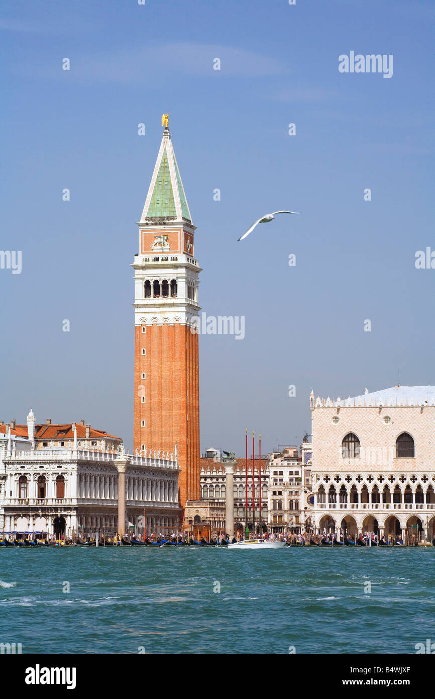 Il Camponile e il Palazzo dei Dogi al centro di Venezia in Italia. Foto Stock