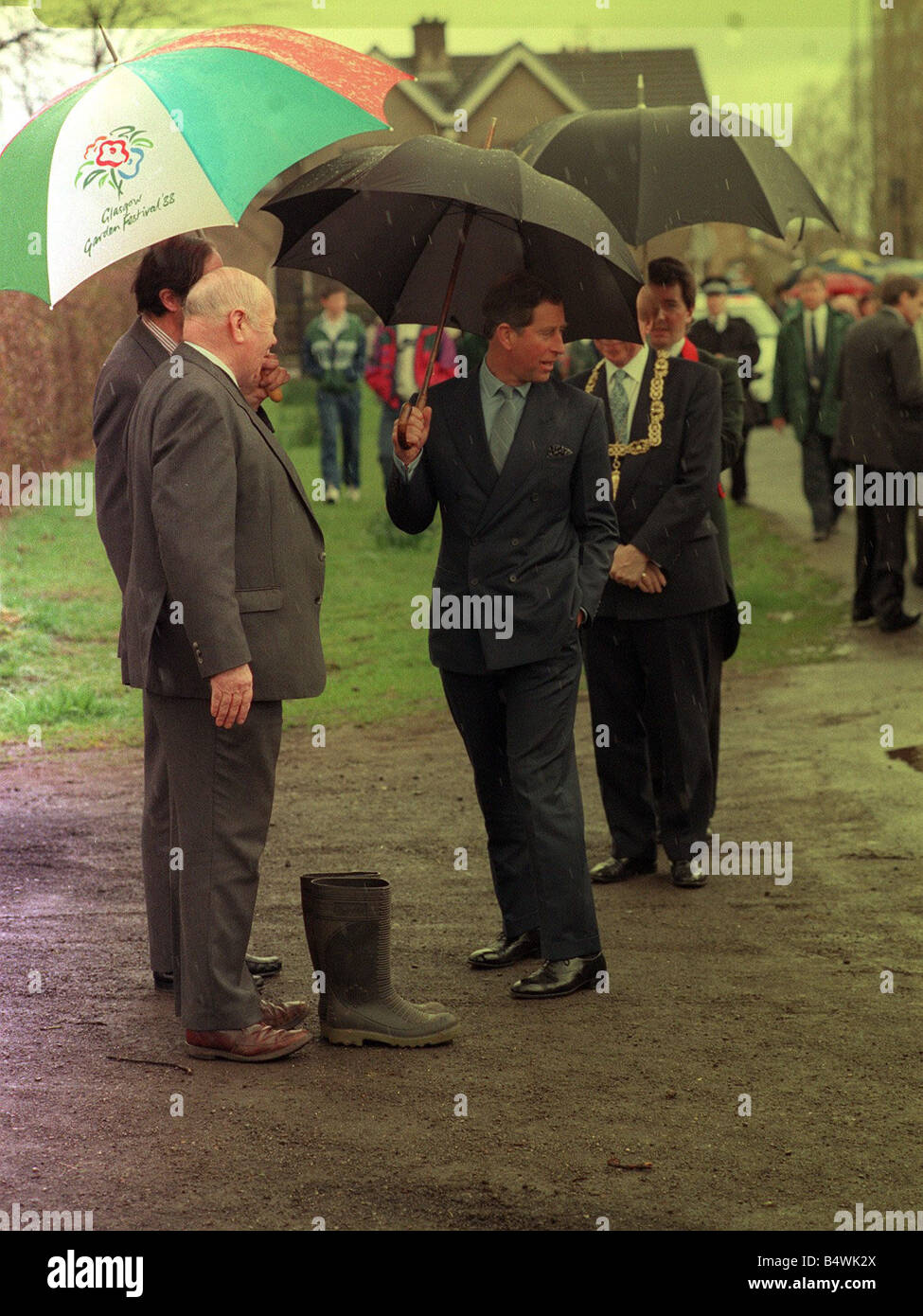 Il principe Charles Craigton cimitero rifiutando di Glasgow prestito stivali  da pioggia dopo la visita era fangoso azienda scarpe Ombrello indossare  tuta blu mano in tasca Aprile 2006 Foto stock - Alamy