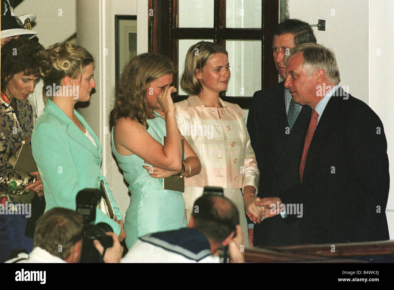 In uscita di governatore di Hong Kong Chris Patten comfort memebers della sua famiglia Alice Kate e Laura asciugando le lacrime guardato dal principe Carlo il Royal Yacht Britannia vele da Hong Kong Giugno 1997 Foto Stock