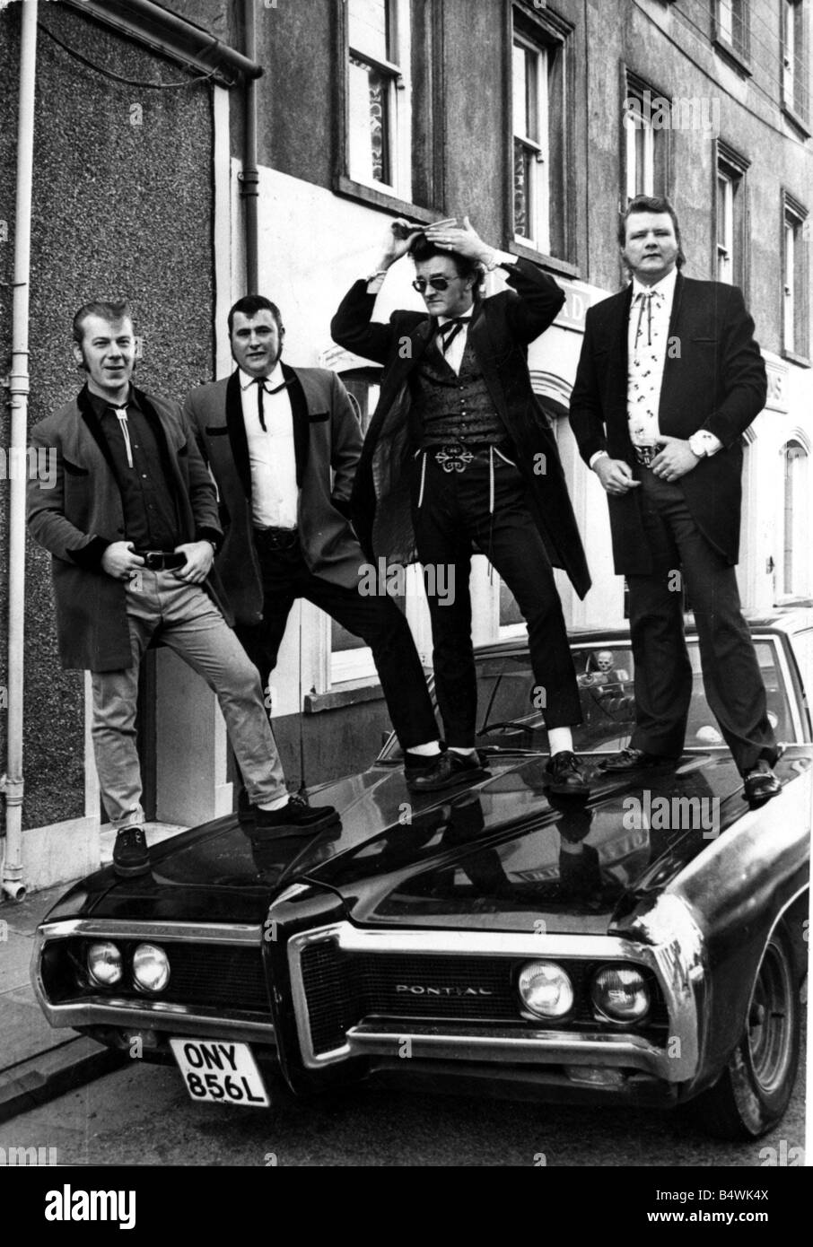 Ragazzi di Teddy Teddy boy Jeff Jenkins come noto lasciato Jinx con il compagno Teds da sinistra Boby Thomas Rocky Michael Gough Guff e Tony Collins Zak e uno di loro Tedmobiles una Pontiac Parisienne al di fuori della loro Tedquarters nei bracci Fforchneol 13 maggio 1975 Western Mail e Echo immagine Copyright Foto Stock