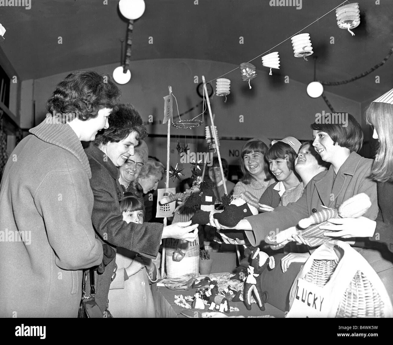 St John Ambulance bazaar, Holyhead Road, Coventry.&#13;&#10;xx novembre 1965&#13;&#10; Foto Stock