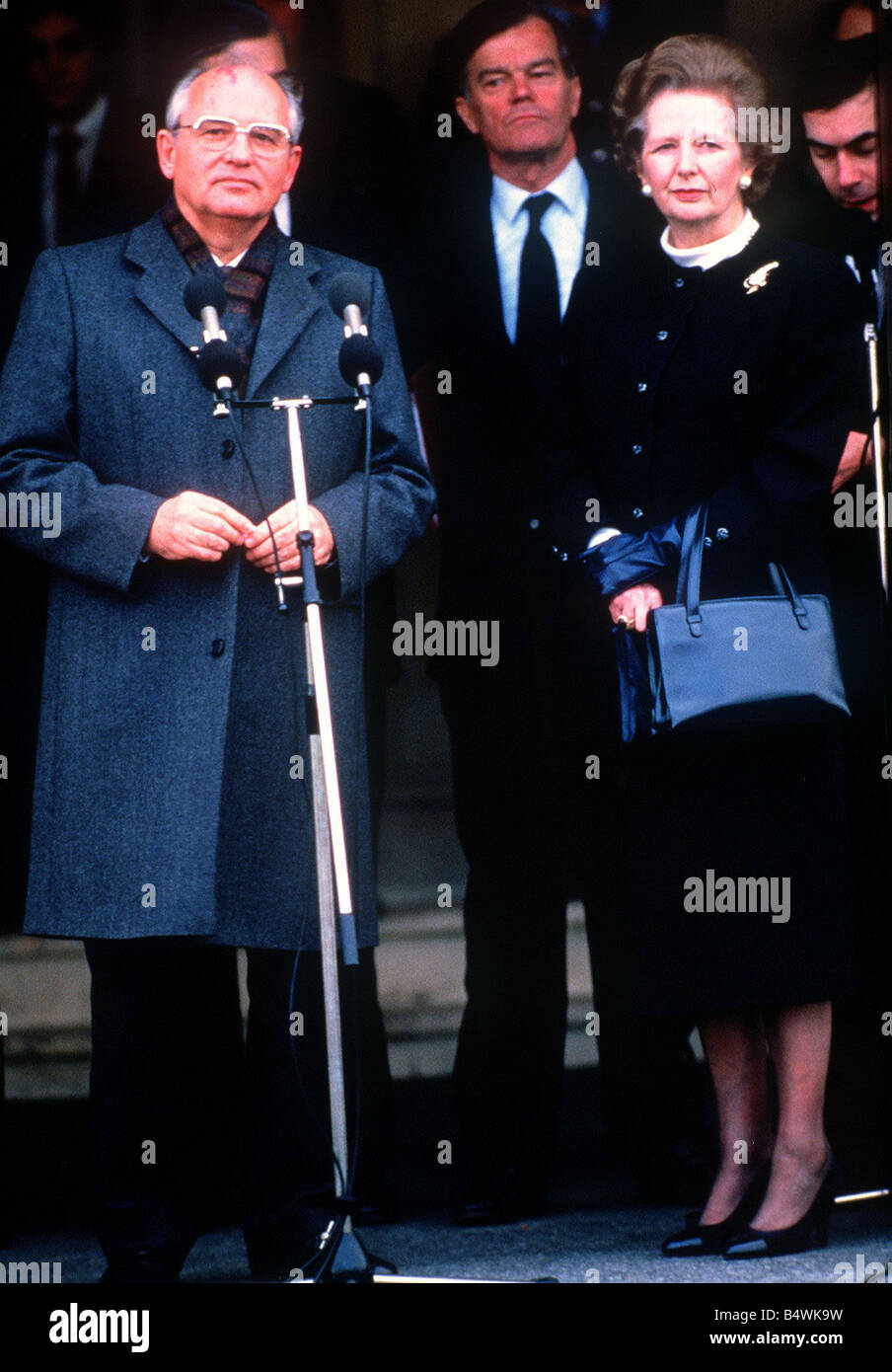 Leader sovietico Mikhail Gorbaciov a Brize Norton parlando in un microfono come si sta con il Primo Ministro Margaret Thatcher Dicembre 1987 Foto Stock