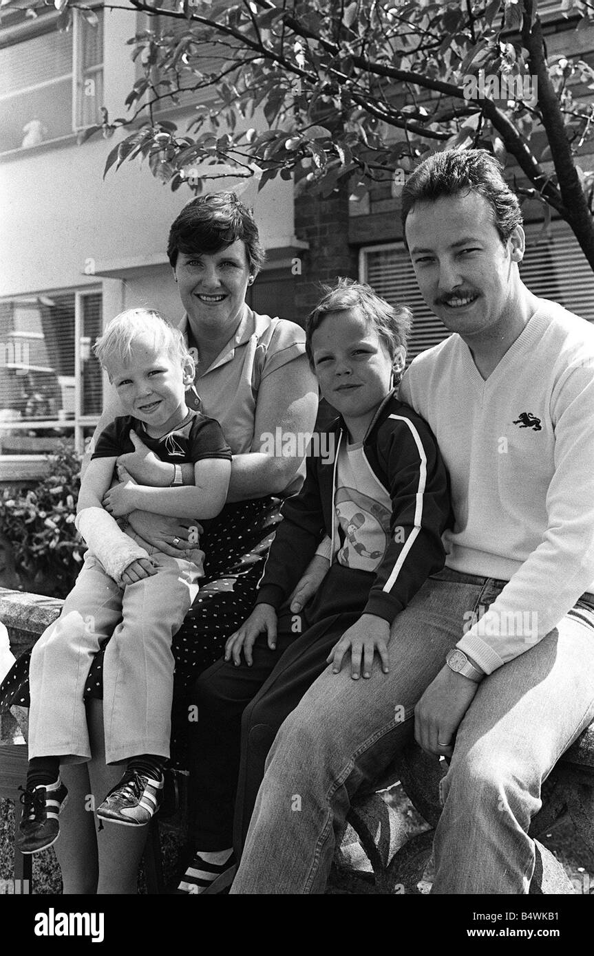 Royal Wedding Celebrazioni in Ulster Luglio 1981 Eileen e Jim Pollock che hanno celebrato il loro anniversario di matrimonio con i loro figli Jim 6 e Neal 3 presso il Royal Wedding street party in Ferndale Station Wagon Glengormley dopo il matrimonio è stato parti a gogò sulle strade di Ulster Foto Stock