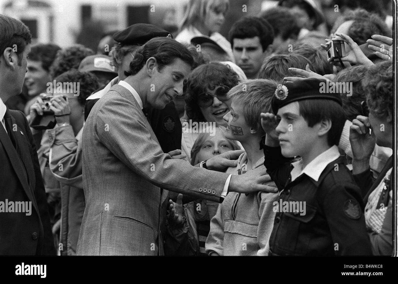 Il principe e la Principessa di Galles in Canada 1983 il Principe Charles ispeziona un giovane ragazzo s piuttosto pro faccia britannico dipinti mentre su un Foto Stock