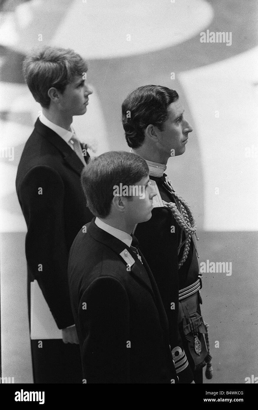 Il principe Charles affiancato dai suoi fratelli Edward e Andrew attende pazientemente davanti all altare a St Paul s come la sua bella sposa a Diana Spencer ha fatto il suo modo fino la corsia durante il loro matrimonio Luglio 1981 dtgu2 Foto Stock