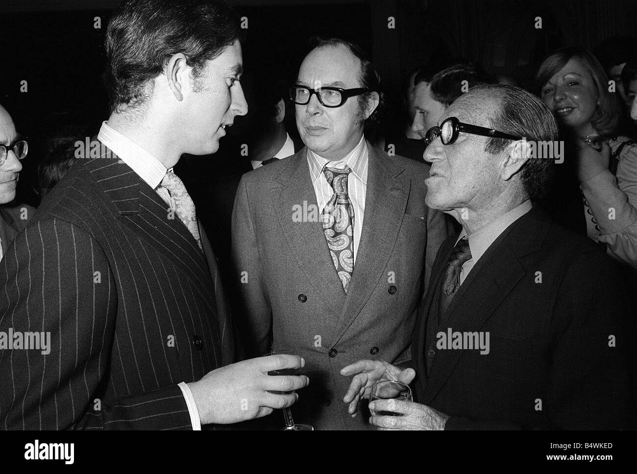 Il principe Charles Novembre 1973 parla di Eric Morecambe e Arthur Askey al lancio di un nuovo libro Goons presso l'eccentrico Club di Londra Foto Stock