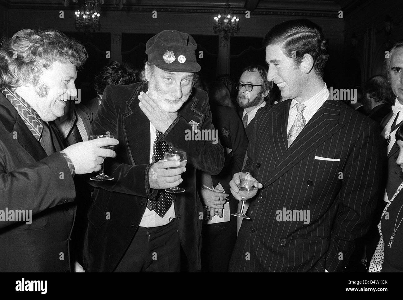 Il principe Charles Novembre 1973 ha una risata con Harry Secombe un Spike Milligan al lancio di un nuovo libro Goons presso l'eccentrico Club di Londra y2k Foto Stock