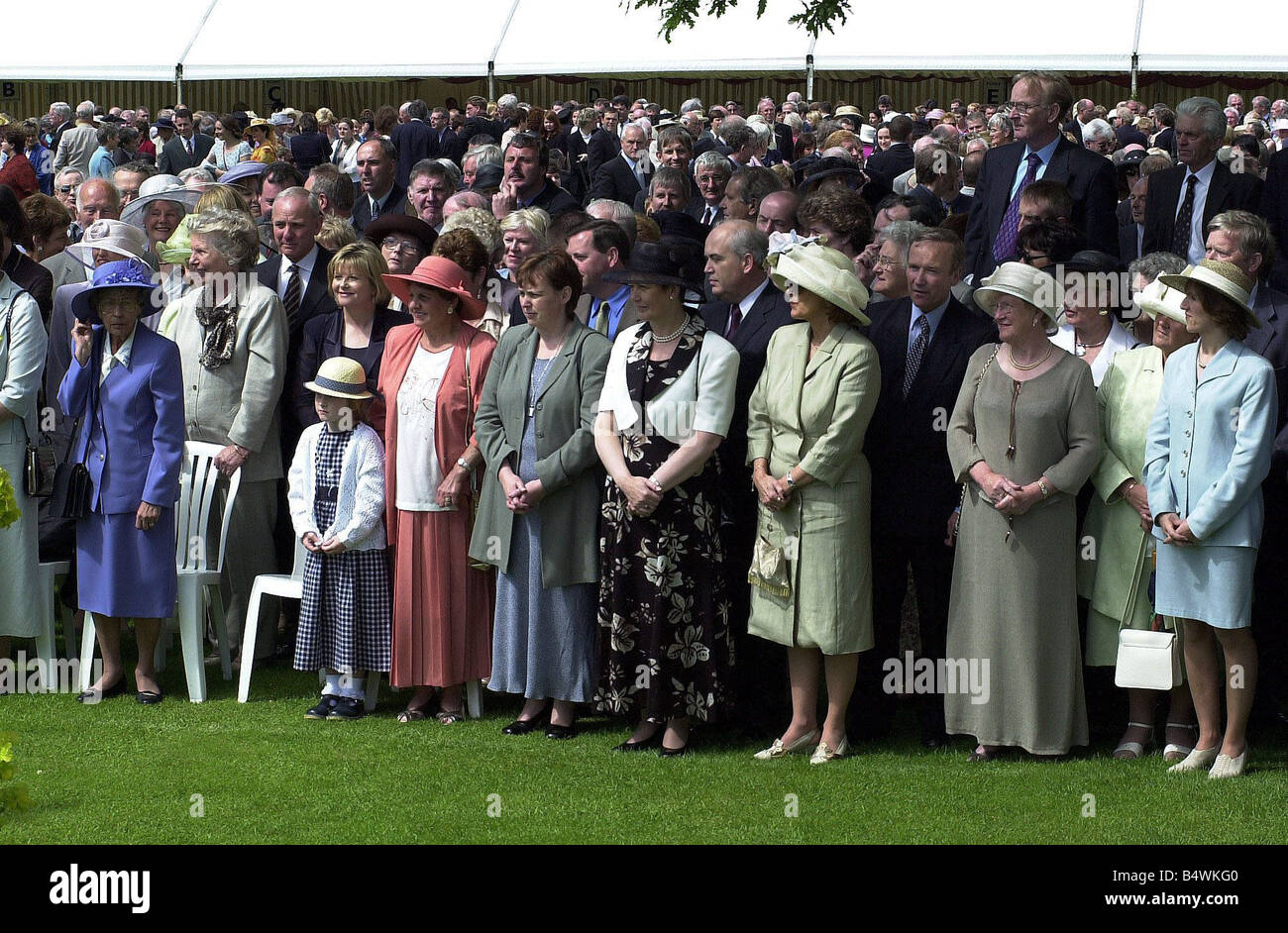 Il principe Charles visita Irlanda del Nord Giugno 2000 ospiti line up per il principe presso il Garden Party a Hillsborough Foto Stock