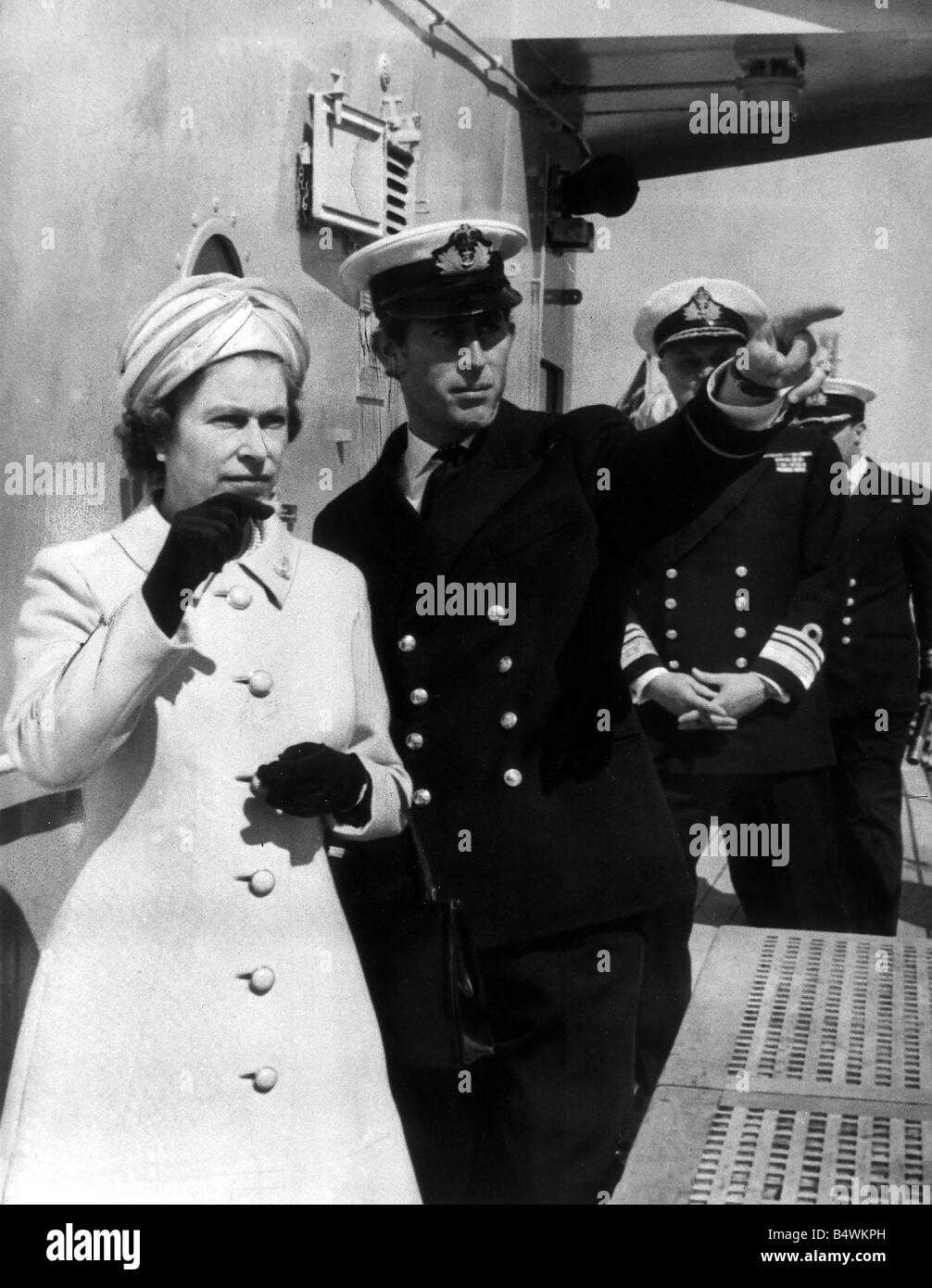 La regina Elisabetta II visita HMS Norfolk Luglio 1972 ed è mostrato intorno dal principe Charles Foto Stock