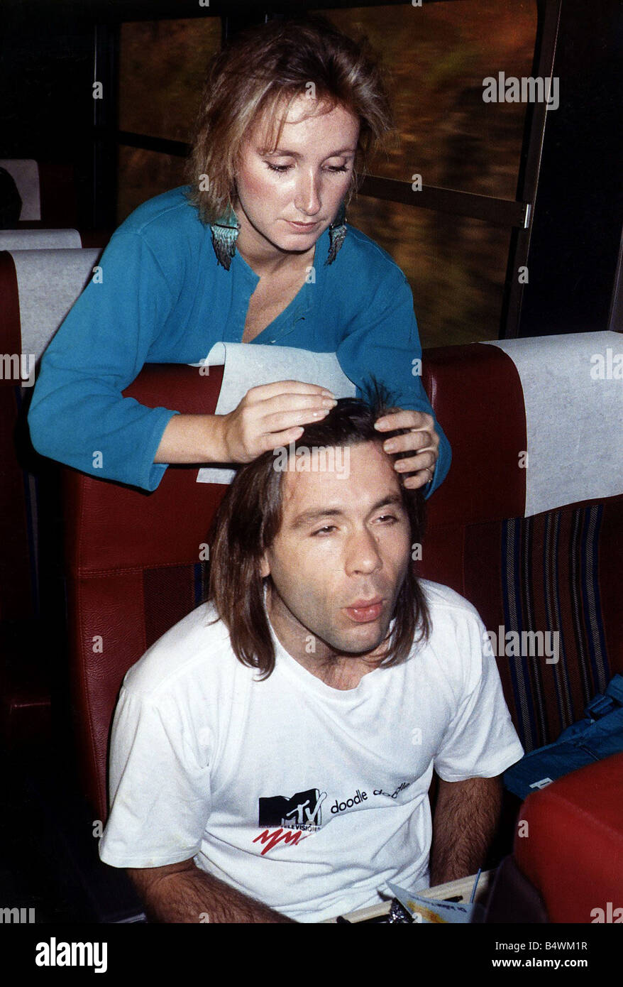 Il cantante rock Bruce Dickinson di heavy metal gruppo Gruppo Iron Maiden con American ragazza Patti sul tour bus Ottobre 1998 Foto Stock
