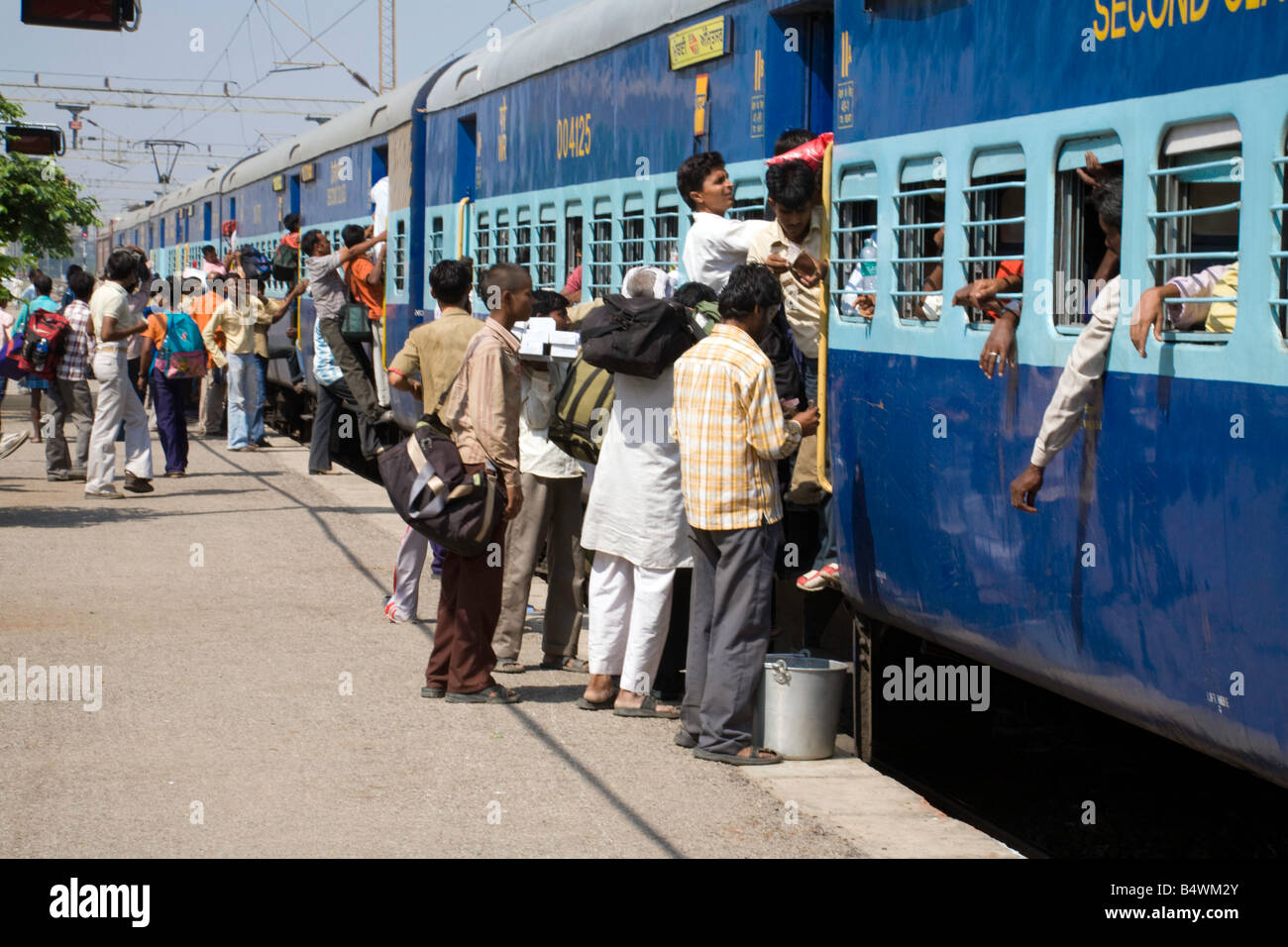Folle di persone in coda per ottenere su un treno, Bharatpur stazione, Rajasthan, India, Asia Foto Stock