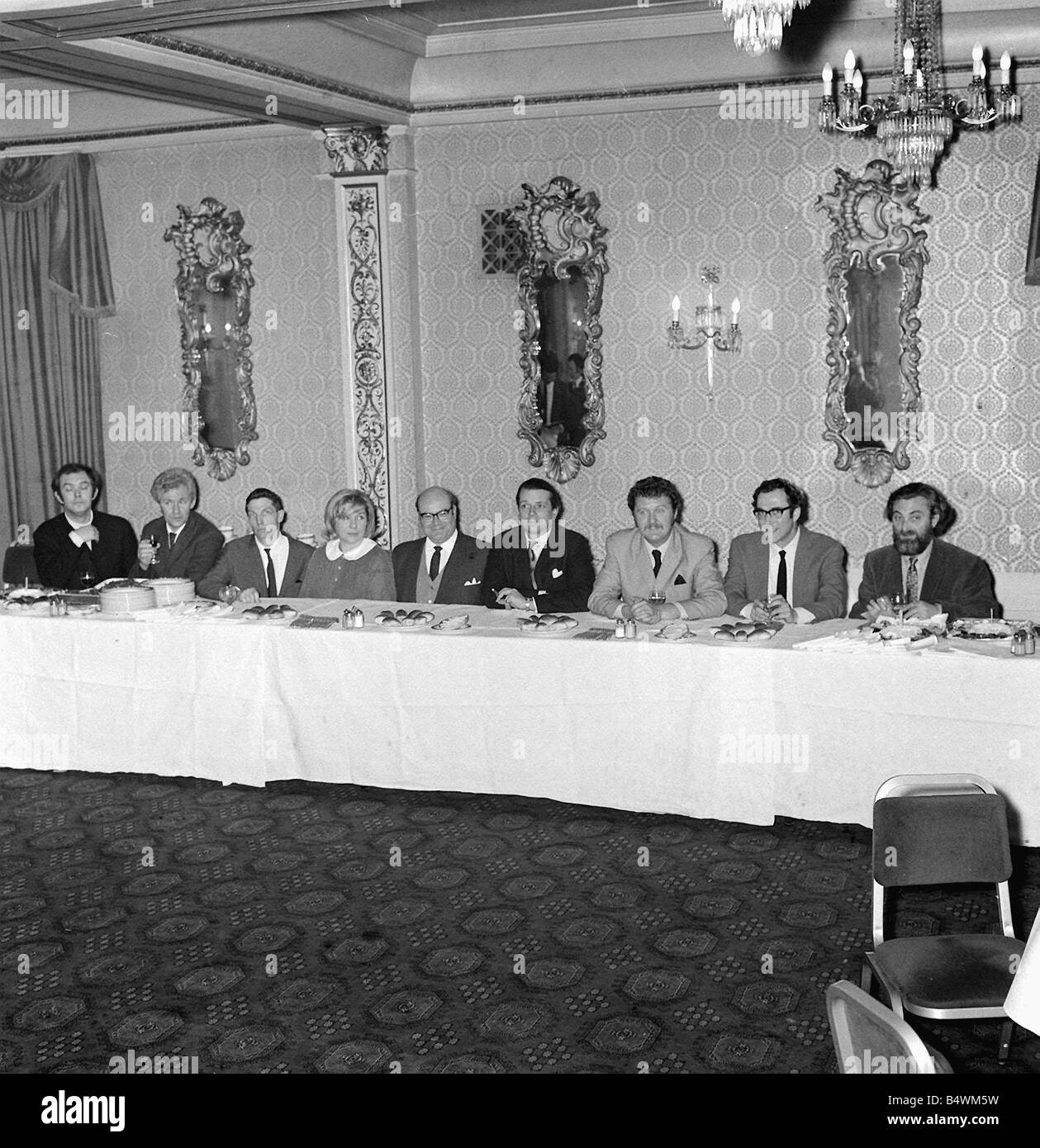 Gli autori Fay Weldon Aprile 1969 L R Alan Ayckbourn John Bowen Lyndon Brook Fay Weldon David Campton George Melly Alun Owen Harold Foto Stock